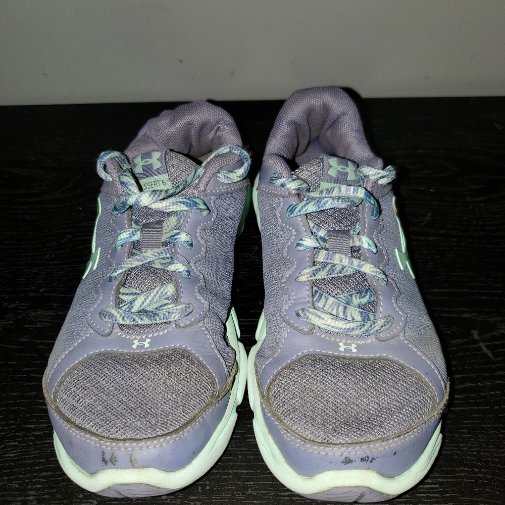 Under Armour Youth size 2.5 running shoe